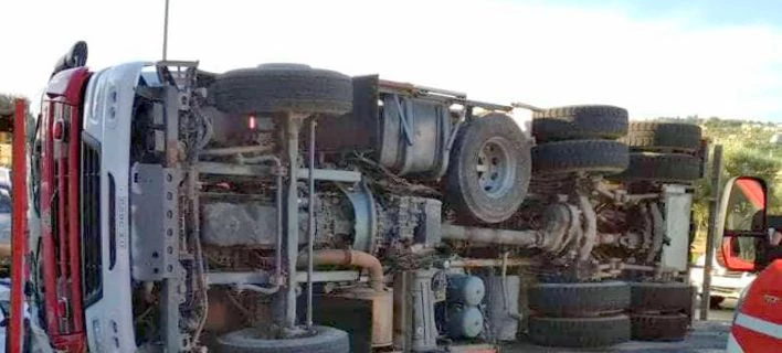 Ανετράπη πυροσβεστικό όχημα στο Αργοστόλι -Δύο τραυματίες